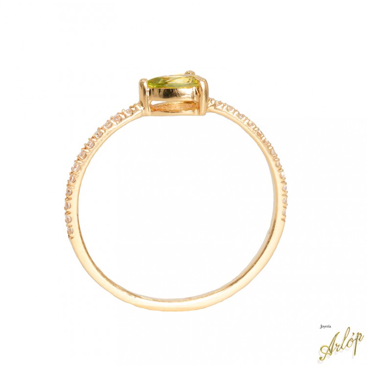 Anillo en oro  amarillo de 18 Kts. con 1 peridot gota verde y brillantes.