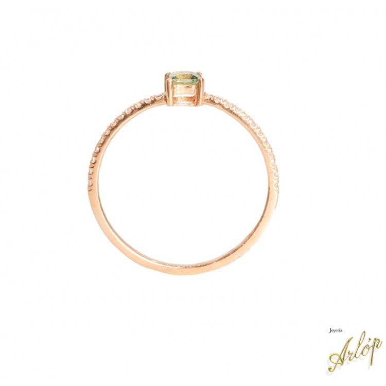 Anillo en oro rosado de 18 Kts. con 1 cuarzo verde cuadrado y brillantes.